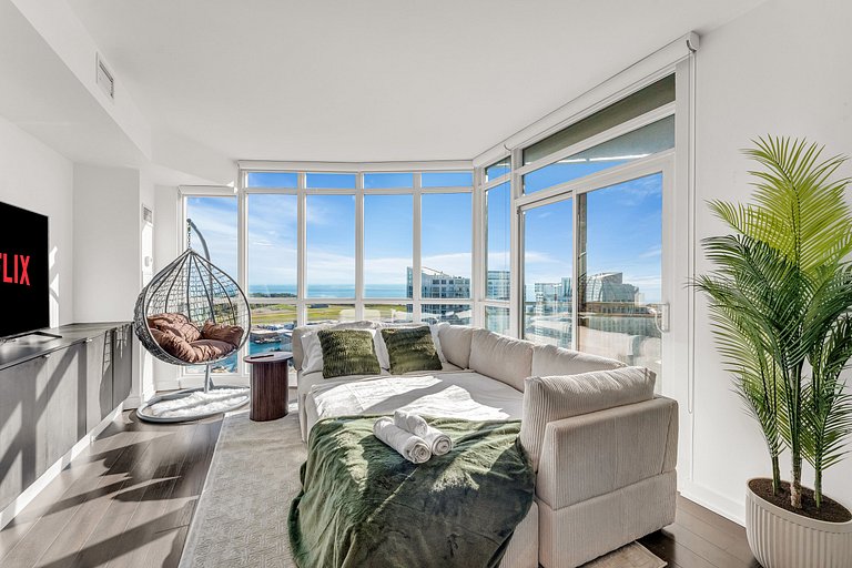 44th Floor Beautiful Condo with CN Tower View