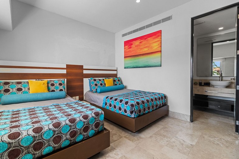 4BR Marina Ocean-View Above Casino 2 Suites