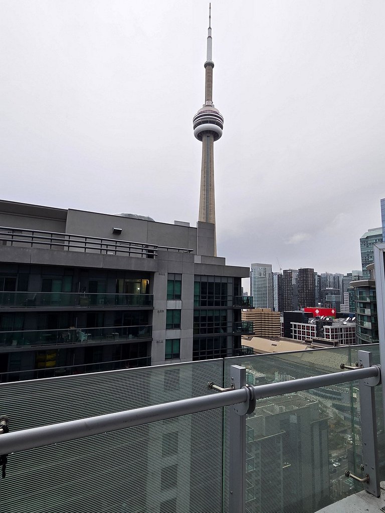 Urban Escape: Stylish 1BR Condo by the Bay