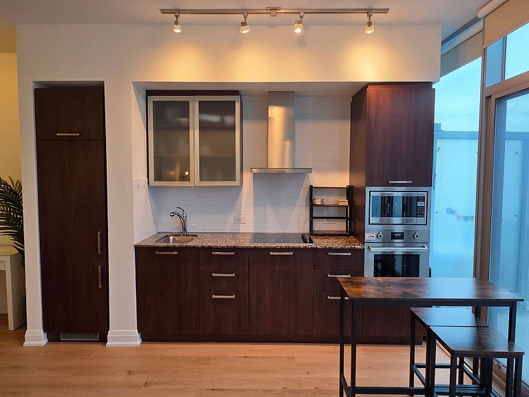 Urban Escape: Stylish 1BR Condo by the Bay