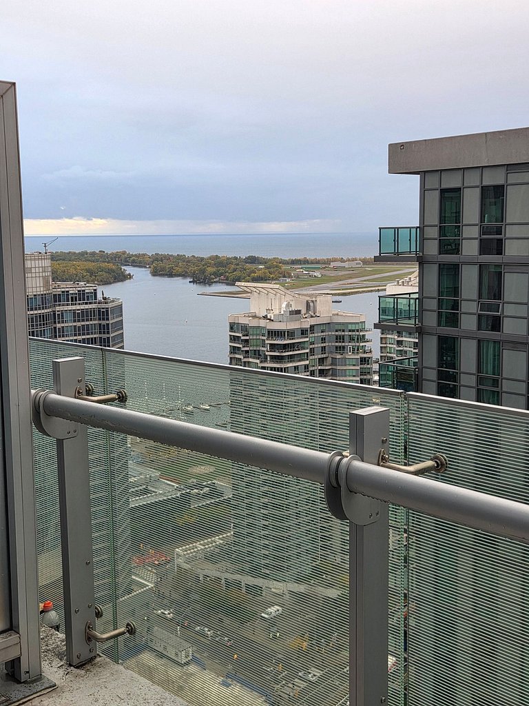 Urban Escape: Stylish 1BR Condo by the Bay