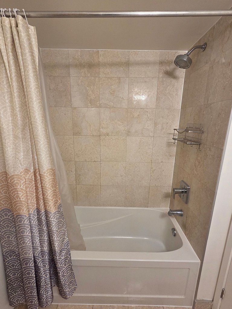 Urban Escape: Stylish 1BR Condo by the Bay