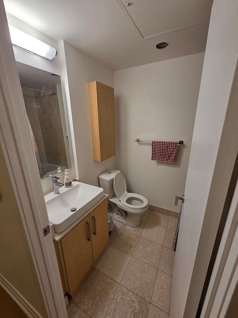 Urban Escape: Stylish 1BR Condo by the Bay