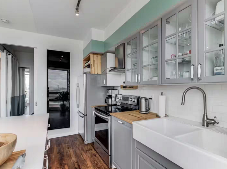 Luxe 2BR Rooftop Pool Condo CN Tower/Lake View