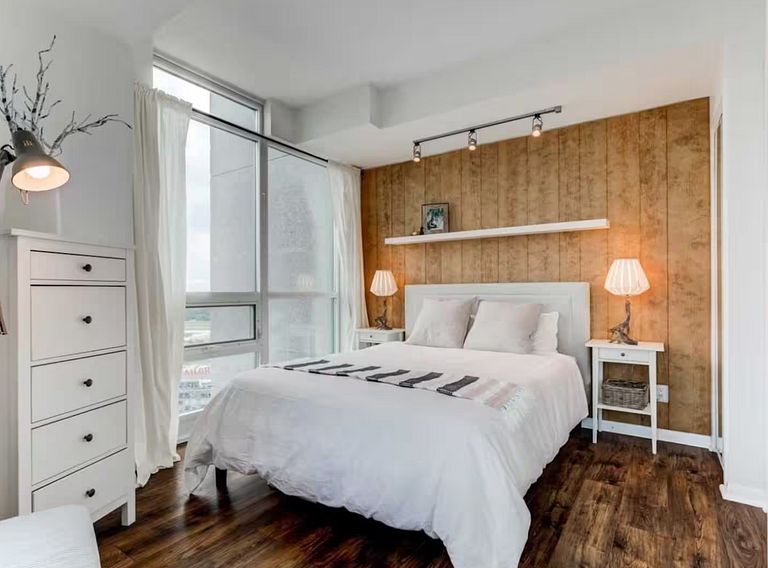 Luxe 2BR Rooftop Pool Condo CN Tower/Lake View