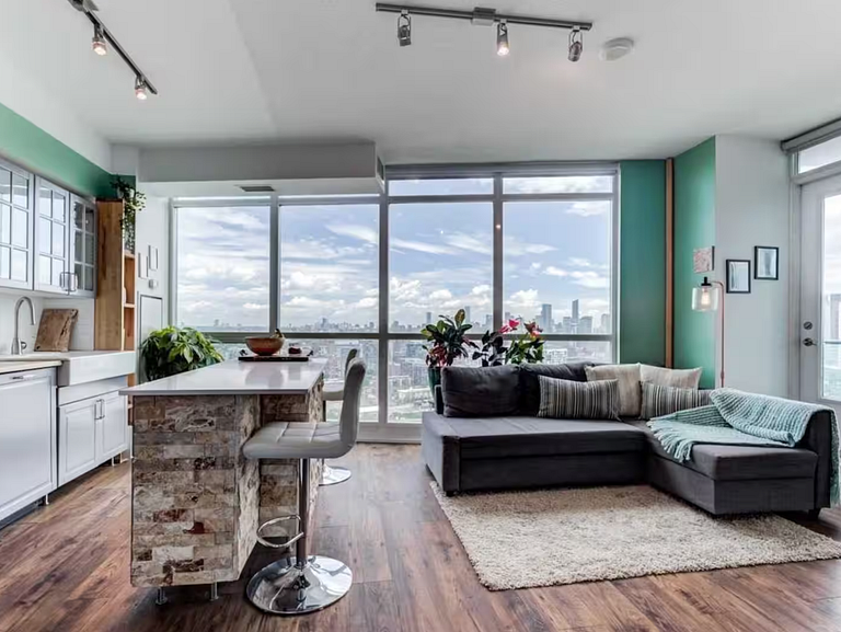 Luxe 2BR Rooftop Pool Condo CN Tower/Lake View