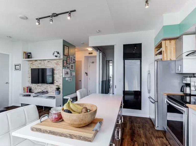 Luxe 2BR Rooftop Pool Condo CN Tower/Lake View