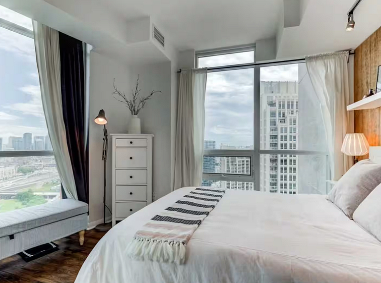 Luxe 2BR Rooftop Pool Condo CN Tower/Lake View