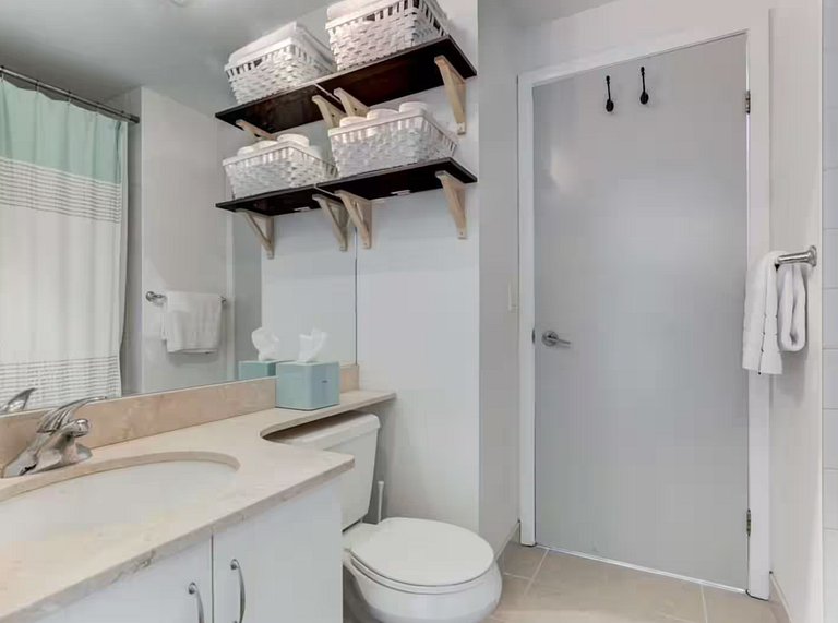 Luxe 2BR Rooftop Pool Condo CN Tower/Lake View