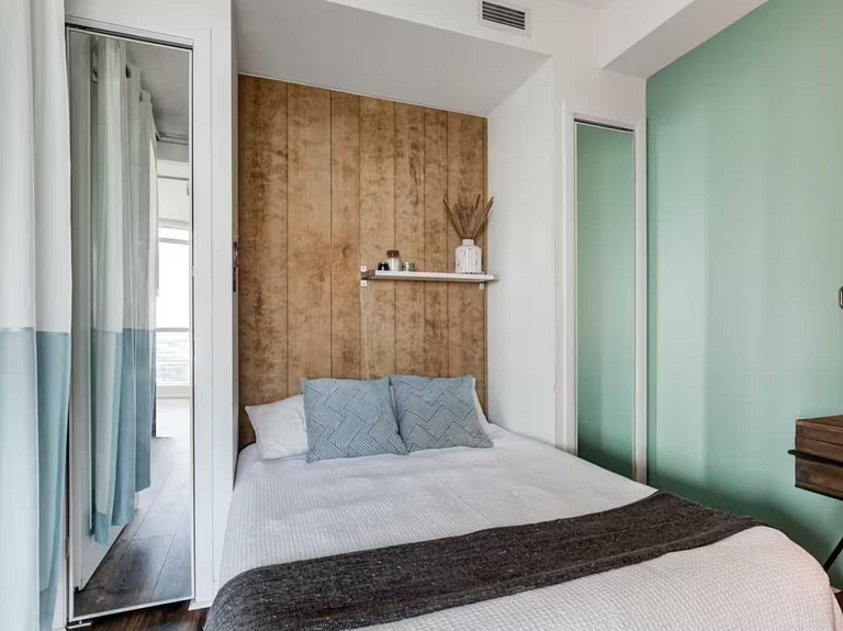 Luxe 2BR Rooftop Pool Condo CN Tower/Lake View