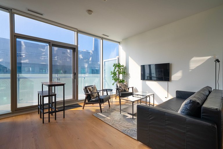 Urban Escape: Stylish 1BR Condo by the Bay