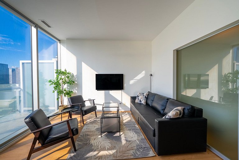 Urban Escape: Stylish 1BR Condo by the Bay