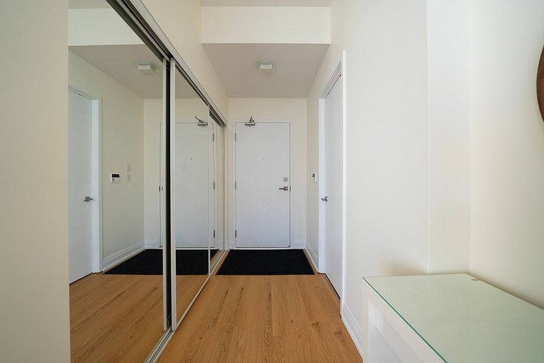 Urban Escape: Stylish 1BR Condo by the Bay