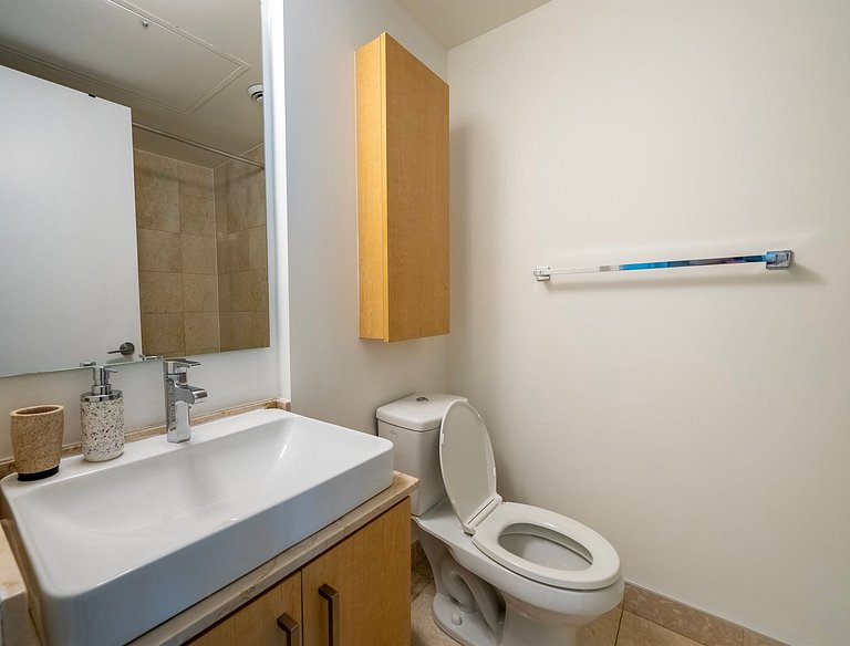 Urban Escape: Stylish 1BR Condo by the Bay