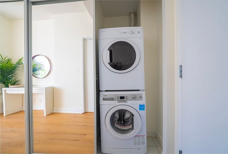 Urban Escape: Stylish 1BR Condo by the Bay