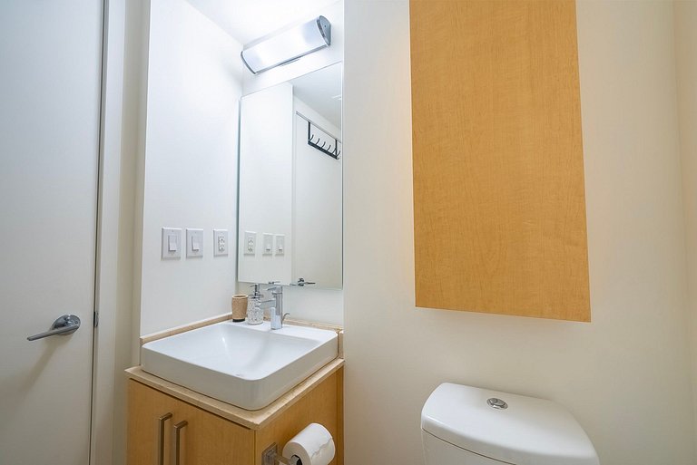 Urban Escape: Stylish 1BR Condo by the Bay