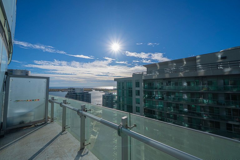 Urban Escape: Stylish 1BR Condo by the Bay