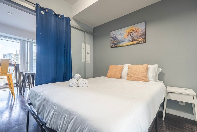 Toronto FIFA 2026: Modern 2BDR Suite + Parking