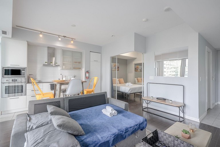 Heart of downtown 2bdr w/parking