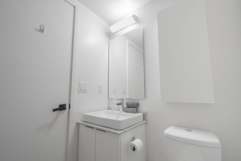 Toronto FIFA 2026: Modern 2BDR Suite + Parking