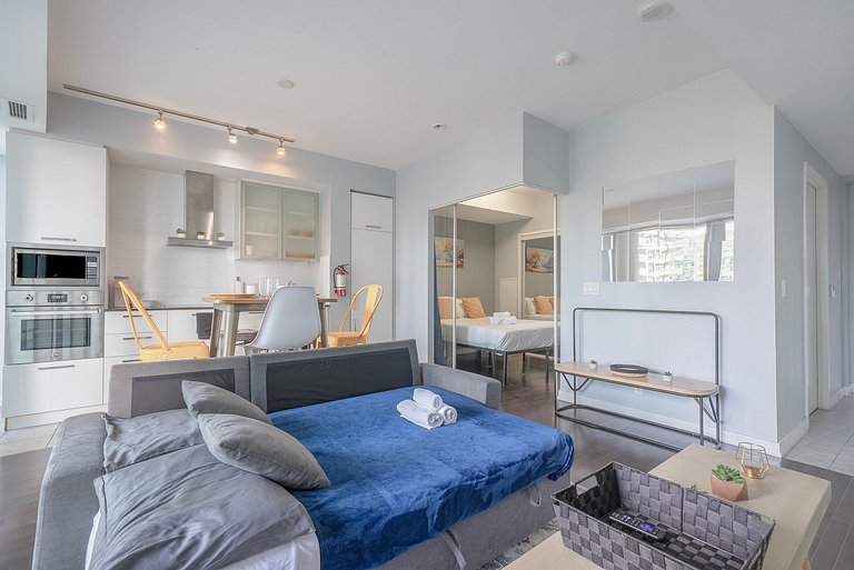 Heart of downtown 2bdr w/parking