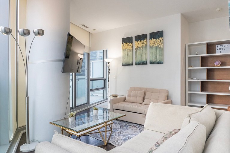 CN Tower View Luxury 2 bed +Den, 2 bath W/Pa