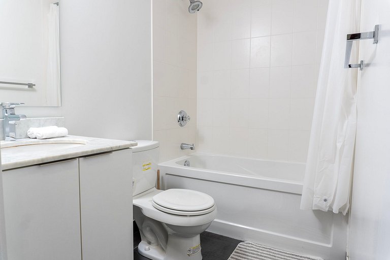 CN Tower View Luxury 2 bed +Den, 2 bath W/Pa