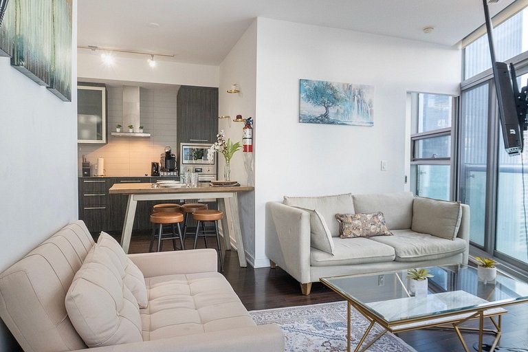 CN Tower View Luxury 2 bed +Den, 2 bath W/Pa