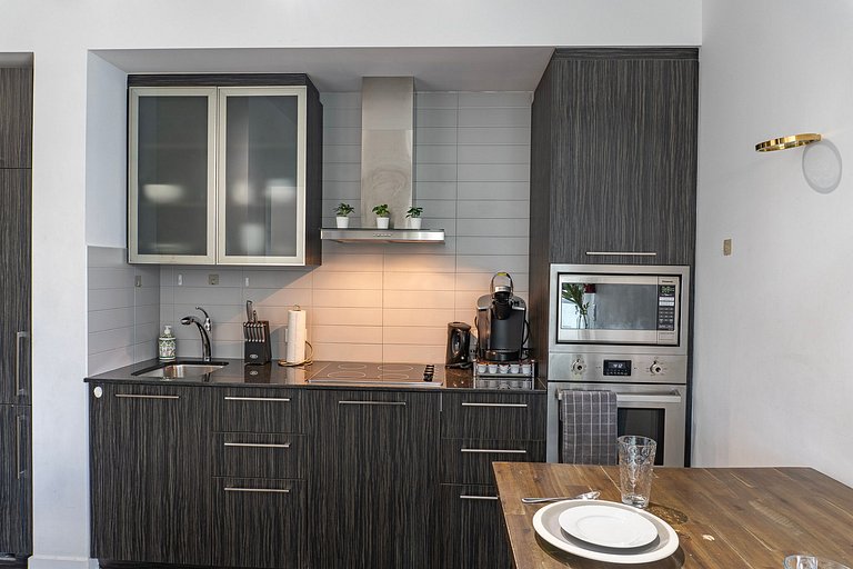 CN Tower View Luxury 2 bed +Den, 2 bath W/Pa