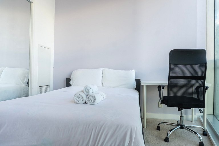 CN Tower View Luxury 2 bed +Den, 2 bath W/Pa