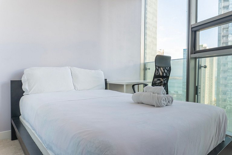 CN Tower View Luxury 2 bed +Den, 2 bath W/Pa