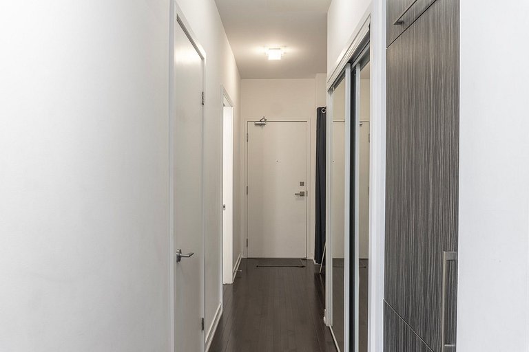 CN Tower View Luxury 2 bed +Den, 2 bath W/Pa