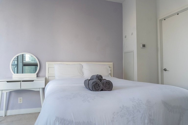CN Tower View Luxury 2 bed +Den, 2 bath W/Pa