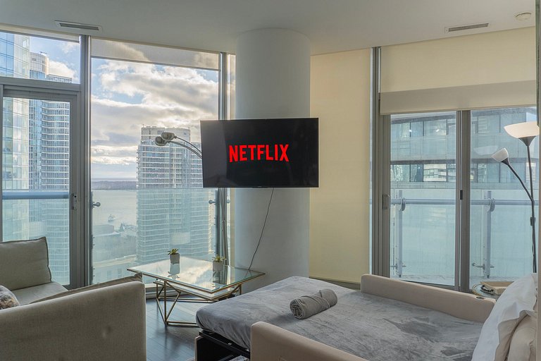 CN Tower View Luxury 2 bed +Den, 2 bath W/Pa