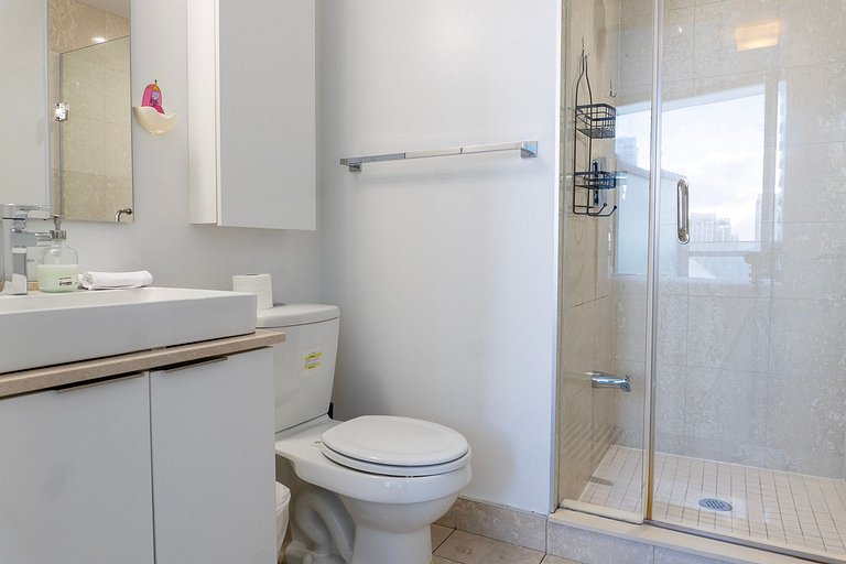 CN Tower View Luxury 2 bed +Den, 2 bath W/Pa