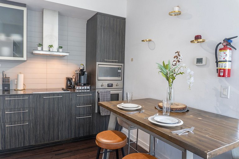 CN Tower View Luxury 2 bed +Den, 2 bath W/Pa