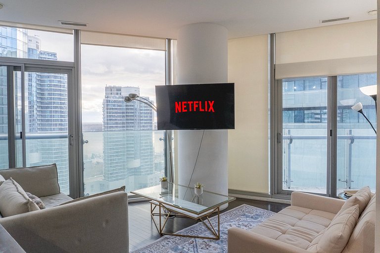 CN Tower View Luxury 2 bed +Den, 2 bath W/Pa
