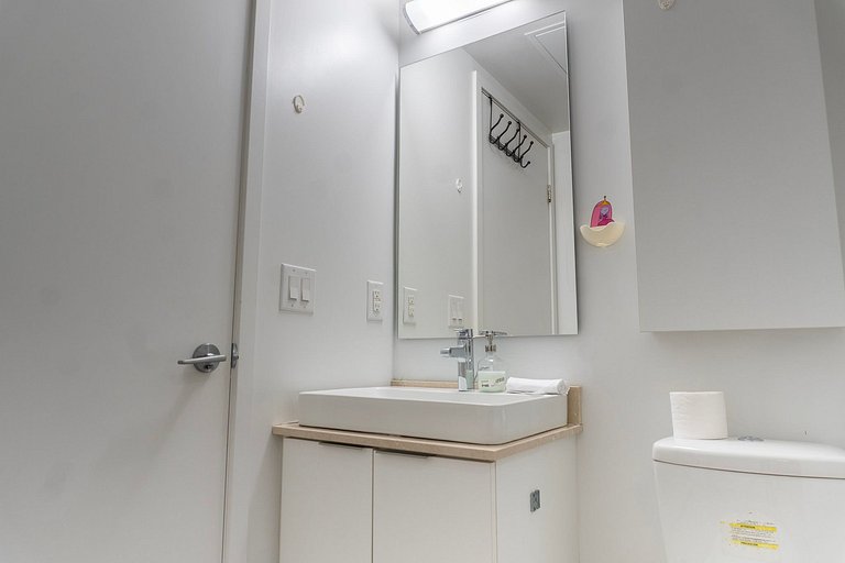 CN Tower View Luxury 2 bed +Den, 2 bath W/Pa