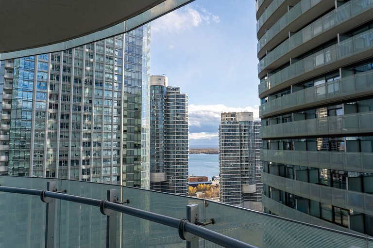 CN Tower View Luxury 2 bed +Den, 2 bath W/Pa