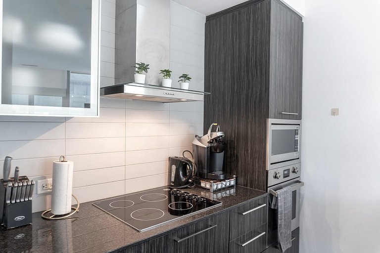 CN Tower View Luxury 2 bed +Den, 2 bath W/Pa