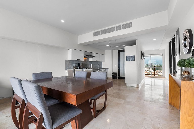 8BR Marina Ocean-View Above Casino 4 Suites