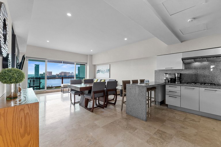 8BR Marina Ocean-View Above Casino 4 Suites