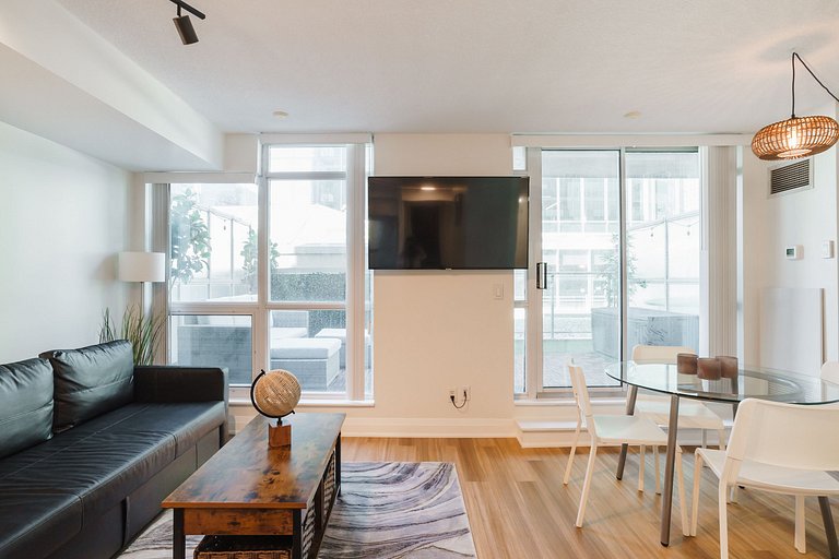 Grand Downtown 2BDR, 2 Bath Retreat with Parking