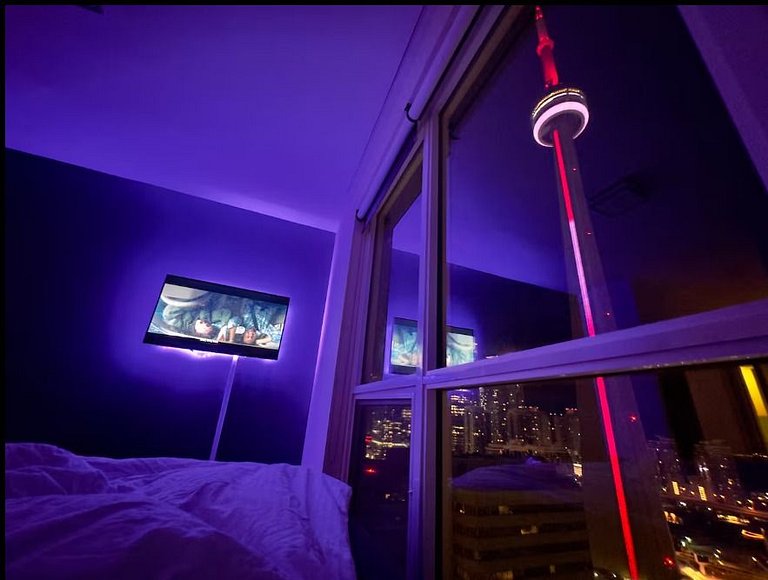 Luxe 3BR Condo CN Tower W/Parking
