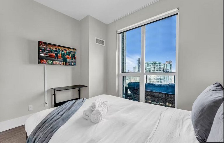 Luxe 2BR+Den Condo CN Tower