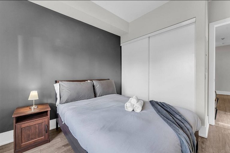 Luxe 2BR+Den Condo CN Tower