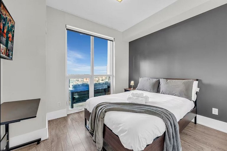 Luxe 2BR+Den Condo CN Tower