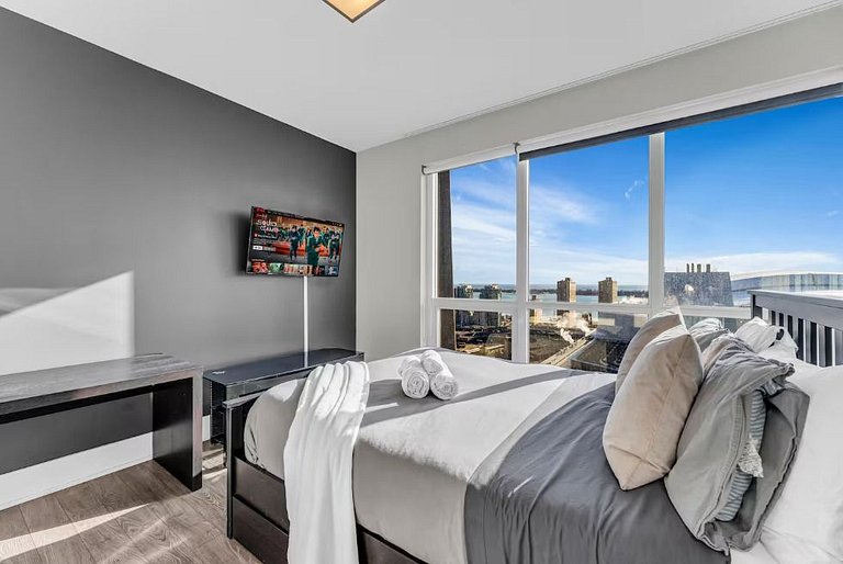 Luxe 2BR+Den Condo CN Tower