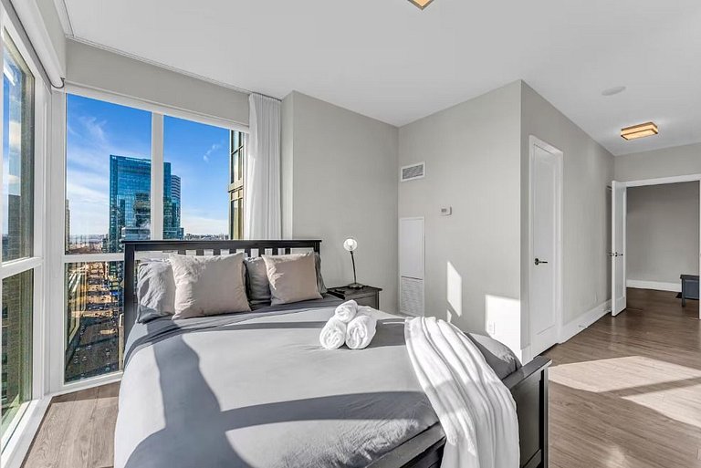 Luxe 2BR+Den Condo CN Tower