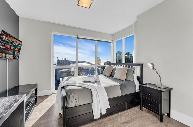 Luxe 3BR Condo CN Tower W/Parking